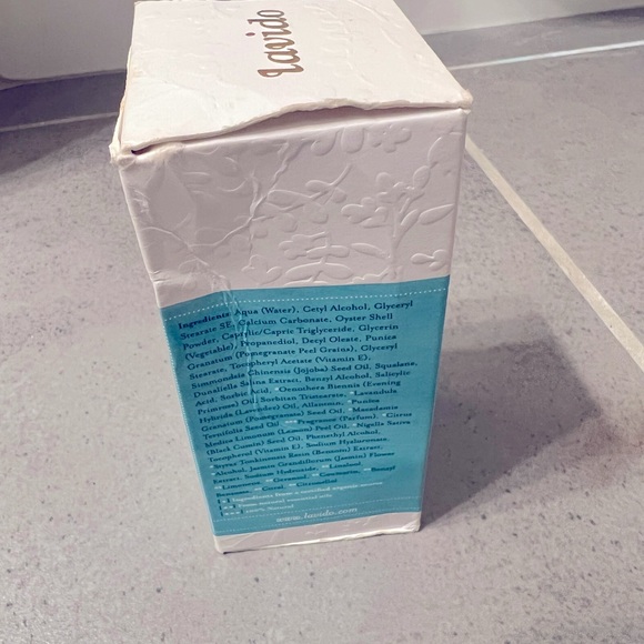 Lavido do two-in-one purifying exfoliating and facial wash - Picture 4 of 6